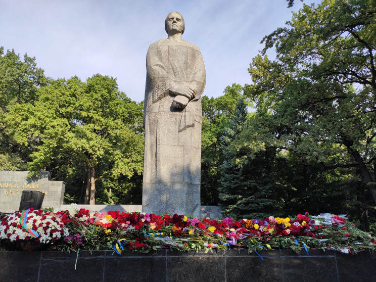 В Харькове к мемориалу "Слава" пришли 8…