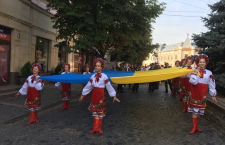 В Мукачево на парад вышиванок вышли сотн…