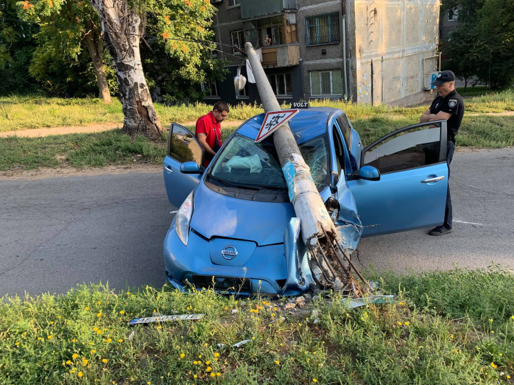 В Каменском машина врезалась в "перебега…