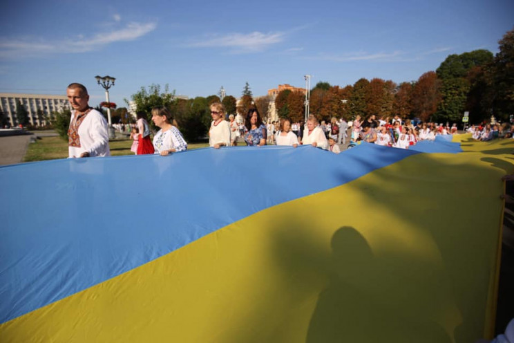 Парад вишиванок у Хмельницькому зібрав с…