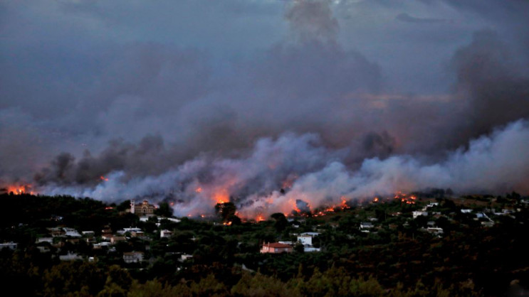 В Греции бушуют мощные лесные пожары: Ту…