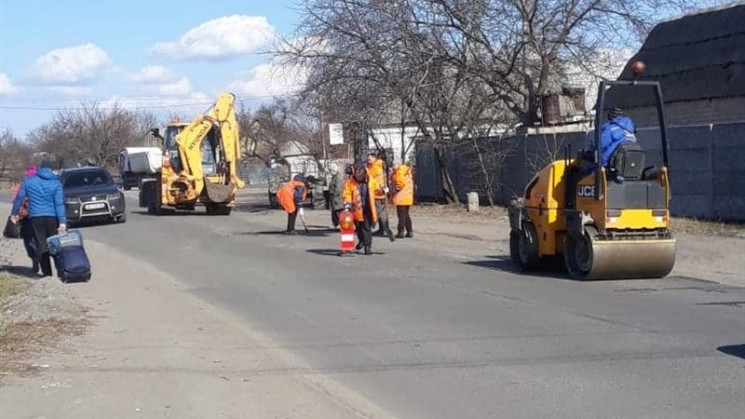 На вулицях Дніпра вкладають новий асфаль…