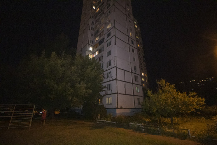 На столичній Троєщині жінка вистрибнула…