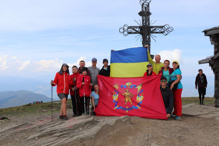 Запорожские альпинисты похвастались флаг…