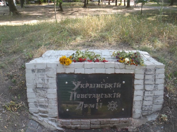 В Харькове вандалы пытались повредить па…