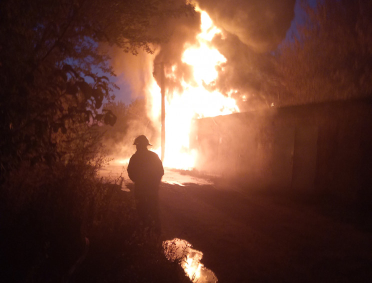 На Полтавщині згоріло чотири гаражі в ко…