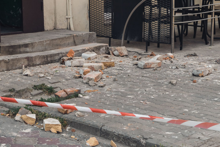 В центре Днипра куски фасада рухнули на…
