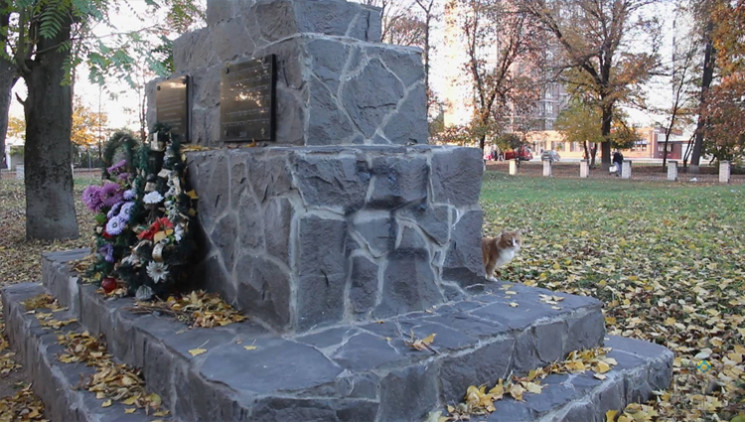 Біля Меморіалу Жертвам Голокосту в Кам’я…