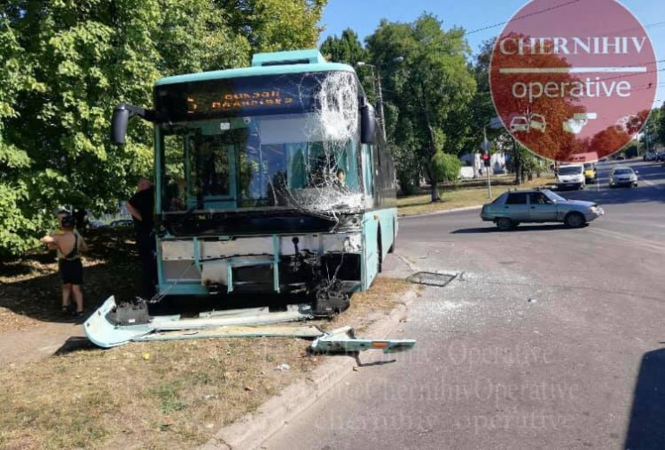 У Чернігові бетонозмішувач врізався в тр…