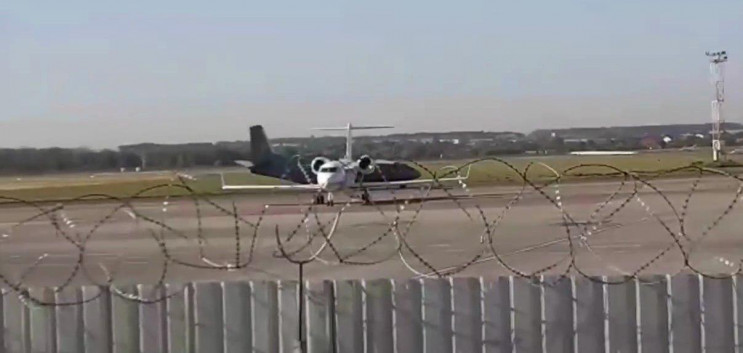 В аэропорт "Киев" прибыли военные самоле…