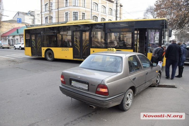 У Миколаєві таксі врізалось у тролейбус…