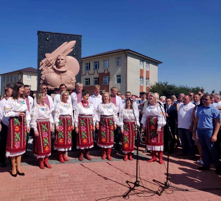 На Буковине открыли памятник Леониду Кад…