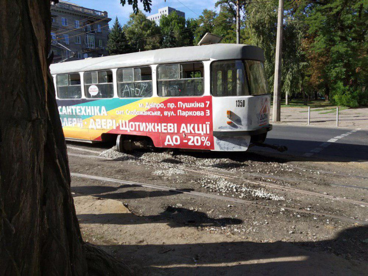 У центрі Дніпра трамвай зійшов з колії…