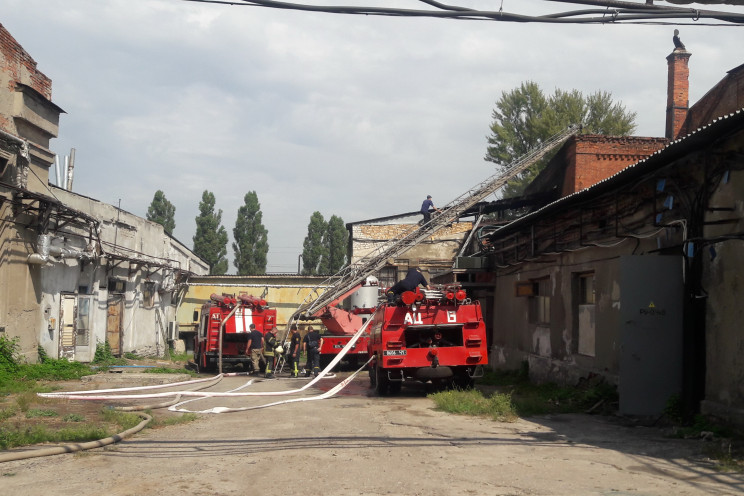 В Харькове пожар на территории бывшего п…