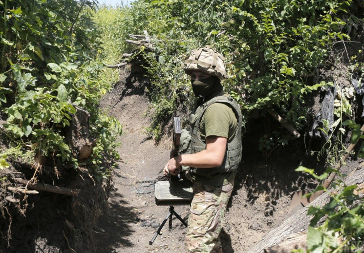 Впродовж доби бойовики на Донбасі сім ра…