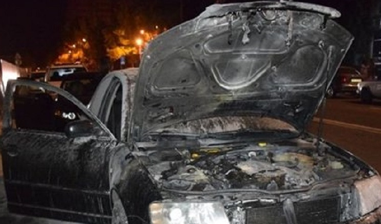 У Миколаєві біля мерії загорілася автівк…