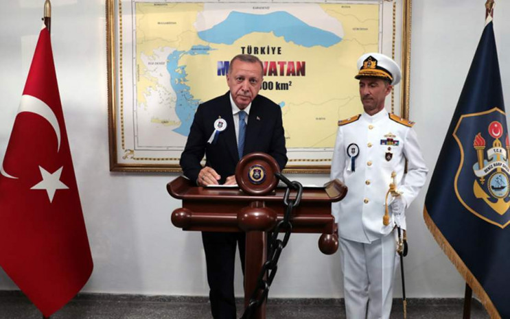 Эрдоган сфотографировался возле карты, н…