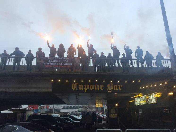 В Днипре на Новом мосту зажгли файеры в…