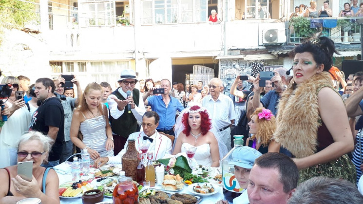 На Молдаванке отпраздновали "свадьбу" в…