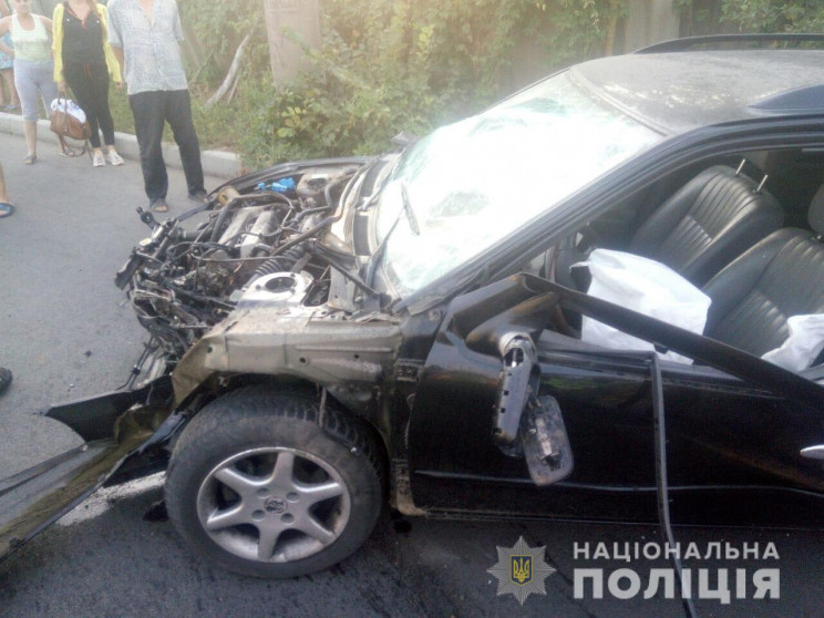 В Харькове водитель Nissan врезался в ст…