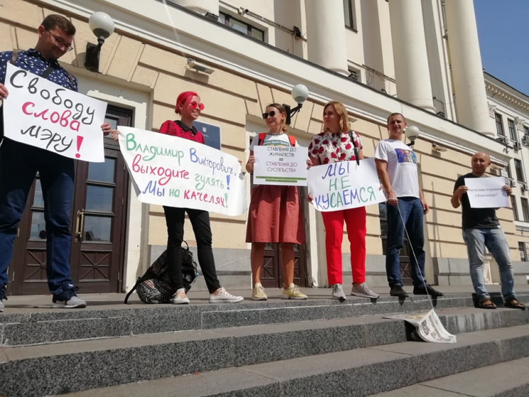 "А Вова выйдет?": В Запорожье журналисты…