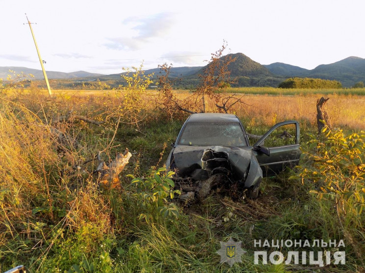 На Хустщині Opel Vectra врізався у дерев…