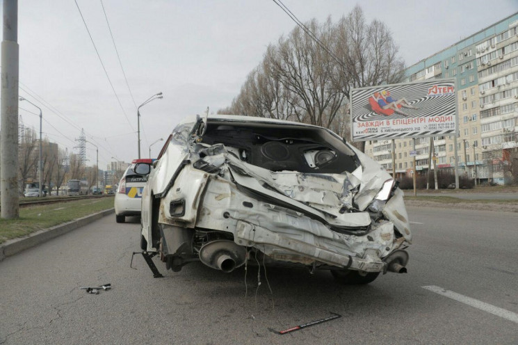 У Дніпрі військова вантажівка зім'яла ле…