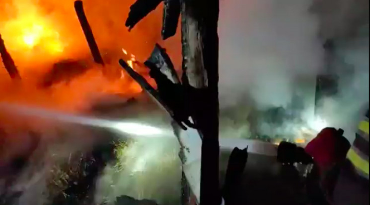 Посеред ночі на Хмельниччині підпалили с…