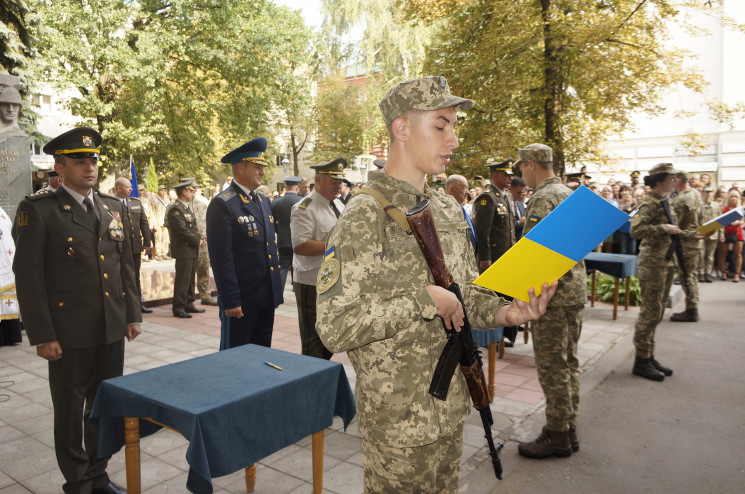 В Харькове военную принесли приняли боле…
