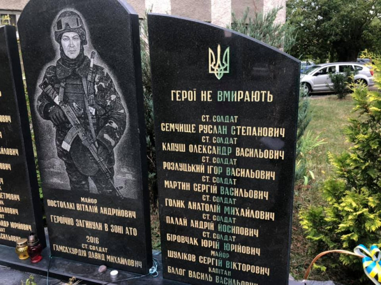 В Ужгороде облили зеленкой мемориал поги…