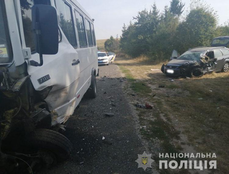 На Тернопільщині зіткнулися бус й легків…