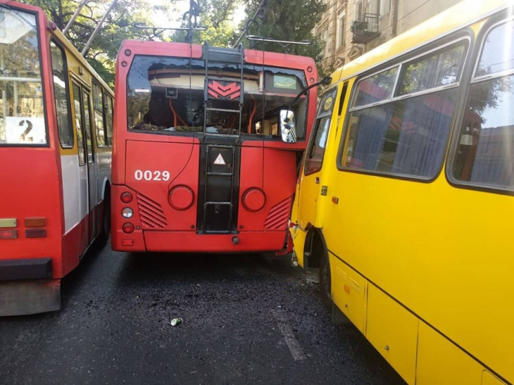 В Одесі маршрутка протаранила тролейбус:…