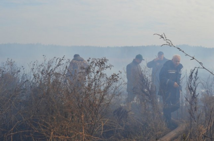 Под Харьковом на обстрелянном военном по…