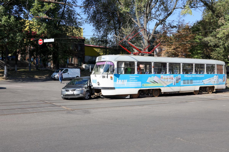 В центре Днипра трамвай протаранил автом…
