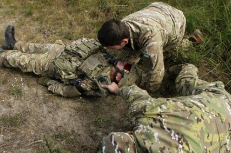 У боях на Донбасі бойовики поранили і тр…