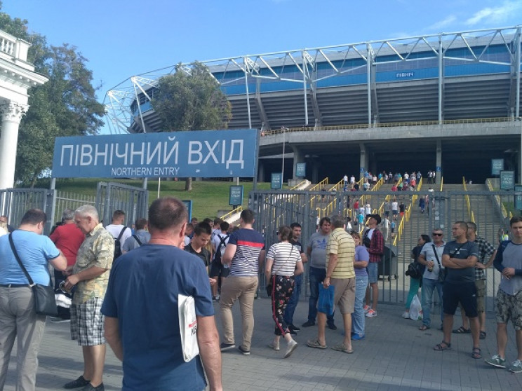 Вболівальники залишили завали з пляшок з…