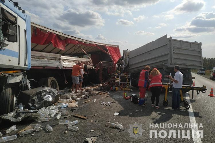 Один з водіїв вантажівки, що зіткнулися…