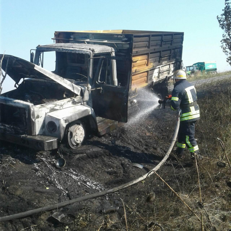 На запорізькій автодорозі спалахнула ван…