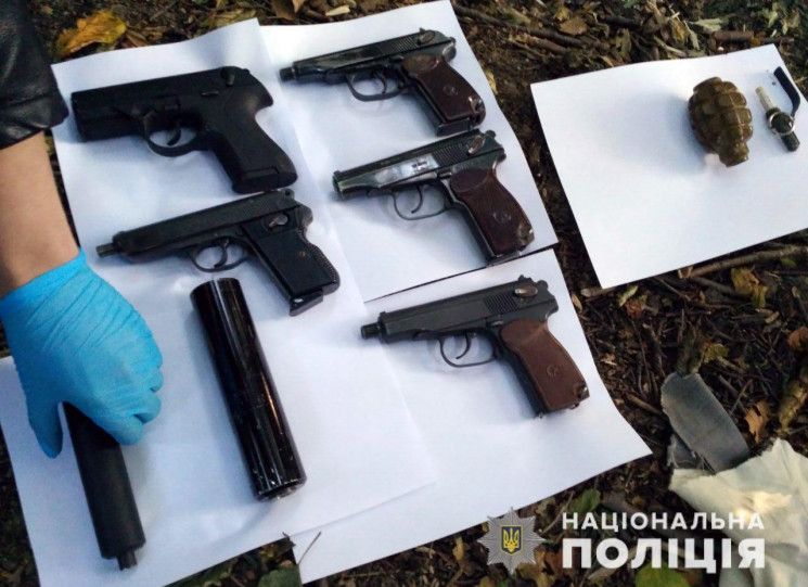 У Житомирі знайшли схованку зброї нападн…
