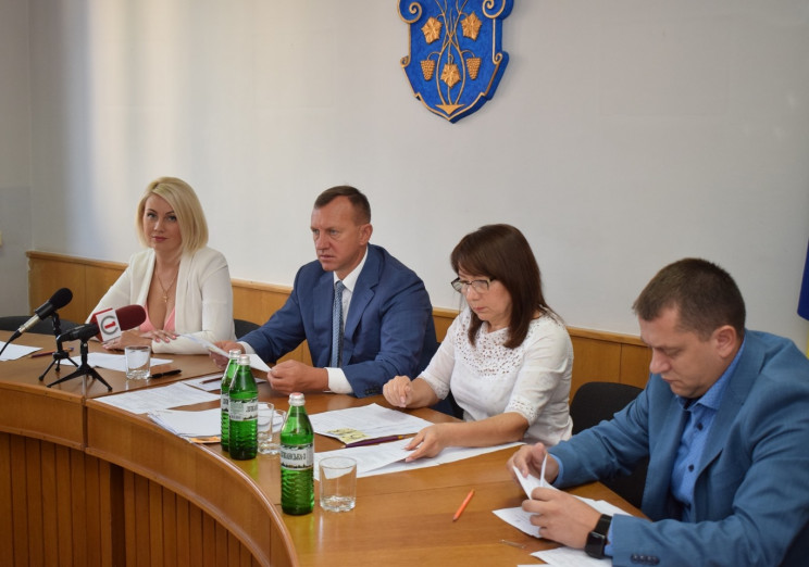 В Ужгороді демонтують самовільно встанов…