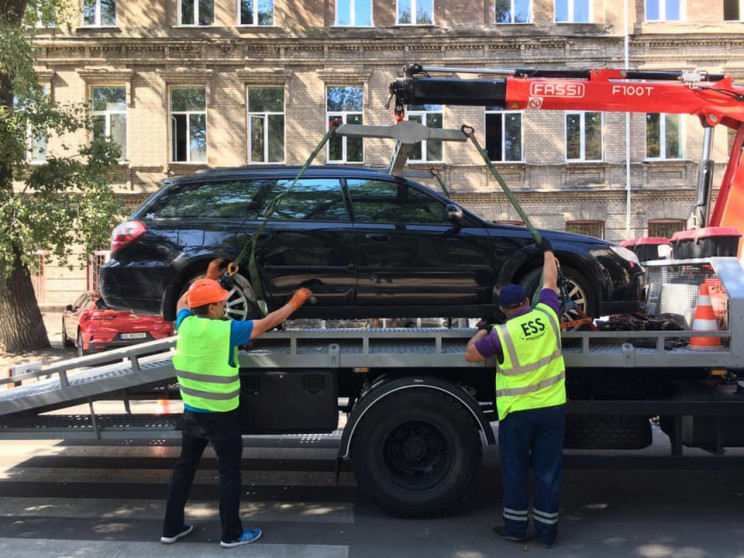 З центру Дніпра евакуйовують автомобілі…