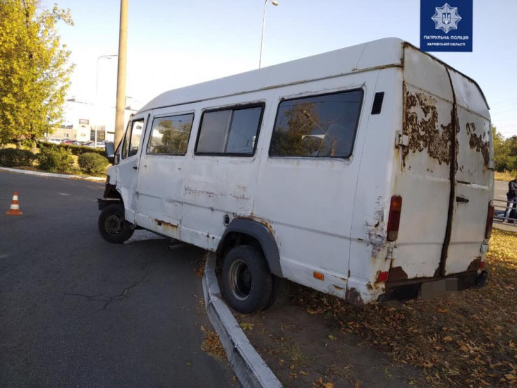 У Харкові біля супермаркету водій мікроа…