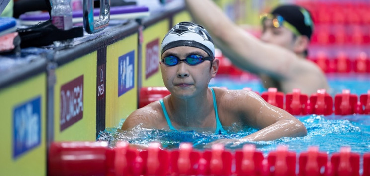 12-летняя пловчиха стала чемпионкой и те…