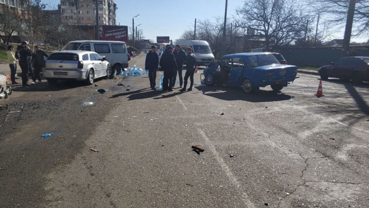 Аварія на Таїрова: Водій авто у лікарні…