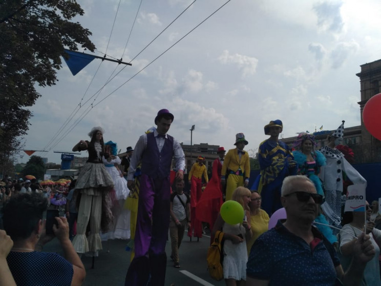 У центрі Дніпра стартувала святкова карн…