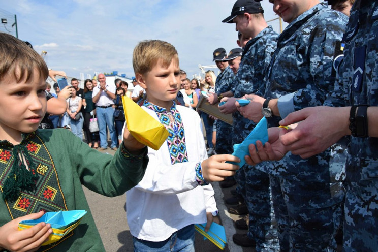 ВМС показали, як зустрічали звільнених о…