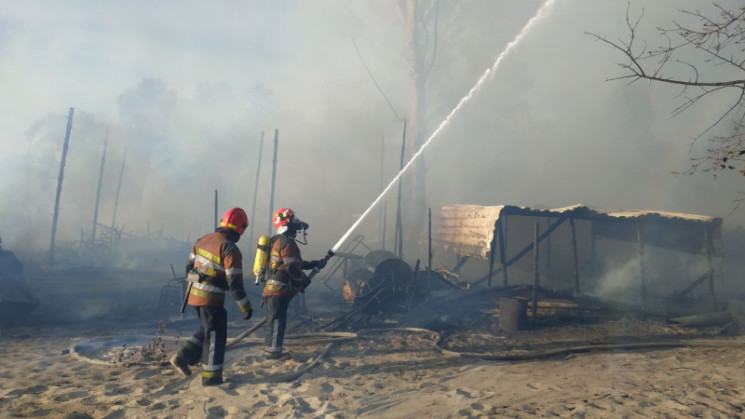 У Києві ліквідували пожежу в Гідропарку…