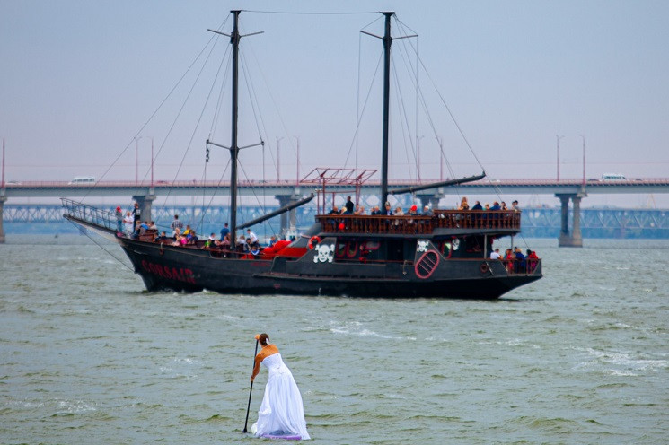 Невеста на доске с веслом: Посреди Днепр…