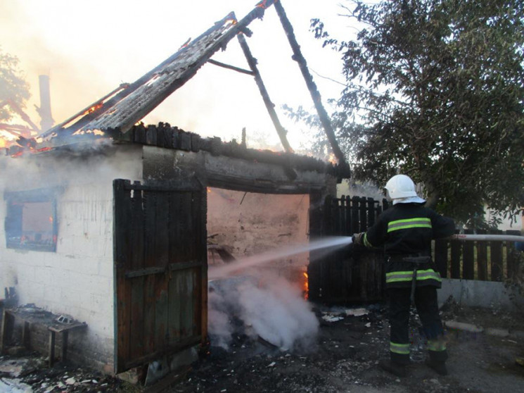 На Полтавщине пожар уничтожил гараж и ав…