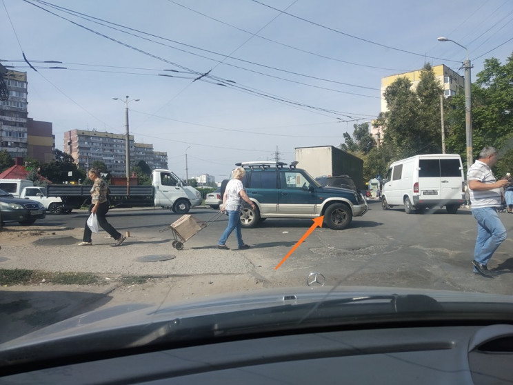 В Днепре автохам припарковал внедорожник…